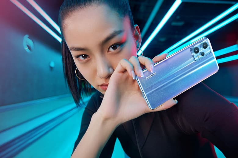 Меняющий цвет смартфон Realme 9 Pro+ поступает в продажу. Завтра его можно будет купить в России, а пока что новинка доступна в Индии