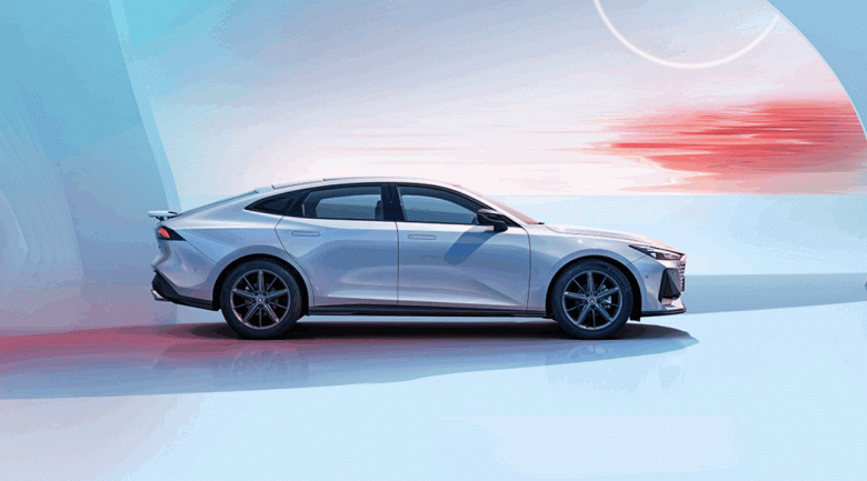 «Китайская Audi А7» с выдвижными ручками и спойлером по цене от 17 тыс. долларов. Четыре версии Changan Uni-V доступны в Китае