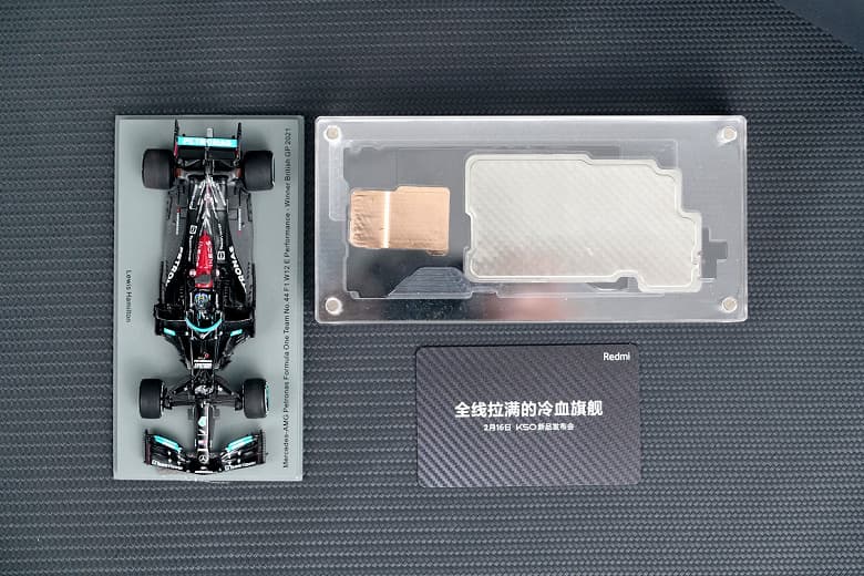 Redmi снова удивила журналистов: в приглашении на презентацию Redmi K50 находится модель гоночного болида «Формулы-1»