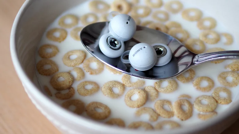 Контакт с окружением вместо изоляции: Sony представила необычные беспроводные наушники LinkBuds