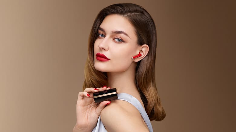 Фэшн-наушники с активным шумоподавлением Huawei FreeBuds Lipstick прибыли в Россию — в стиле губной помады и в ароматизированной коробке