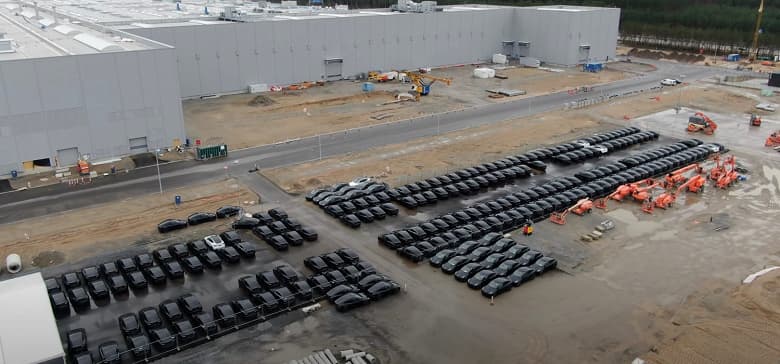 На гигфабрике Tesla близ Берлина замечены сотни электромобилей Model Y