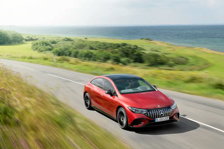 Разгон «до сотни» за 3,2 с, 687 л.с. и запас хода 533 км. Представлены «заряженные» версии электромобиля Mercedes-AMG EQE