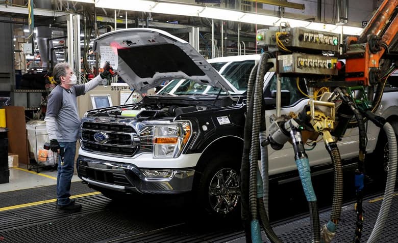 Ford остановил или сократил производство на восьми заводах из-за продолжающейся нехватки микросхем
