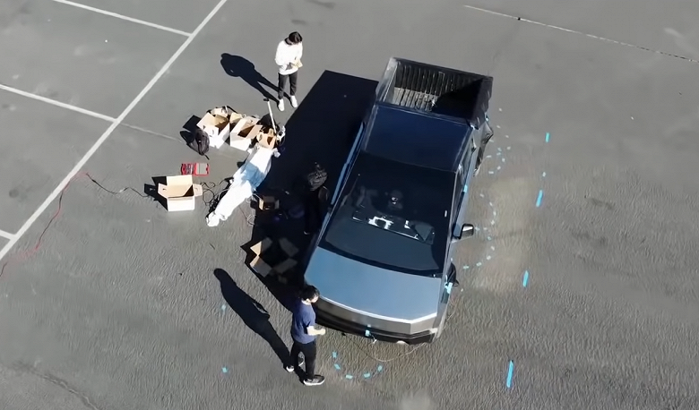 Tesla Cybertruck показал вживую на видео