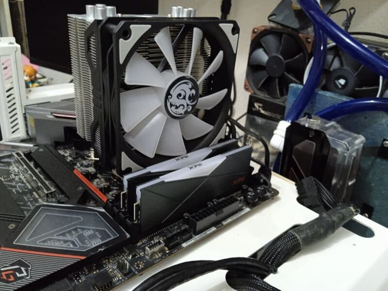 Конструкция процессорного кулера Bitspower Phantom включает четыре тепловые трубки Конструкция процессорного кулера Bitspower Phantom включает четыре тепловые трубки