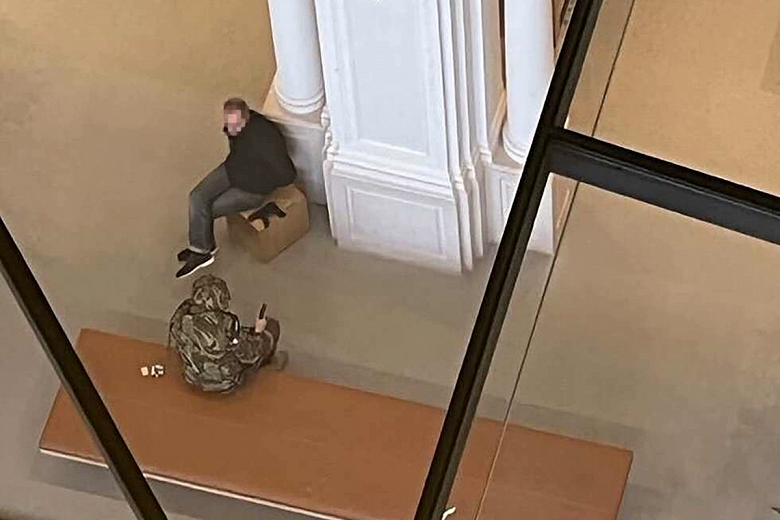Вооруженный мужчина взял в заложники посетителей Apple Store, его сбили на бронированной полицейской BMW X5 Вооруженный мужчина взял в заложники посетителей Apple Store, его сбили на бронированной полицейской BMW X5