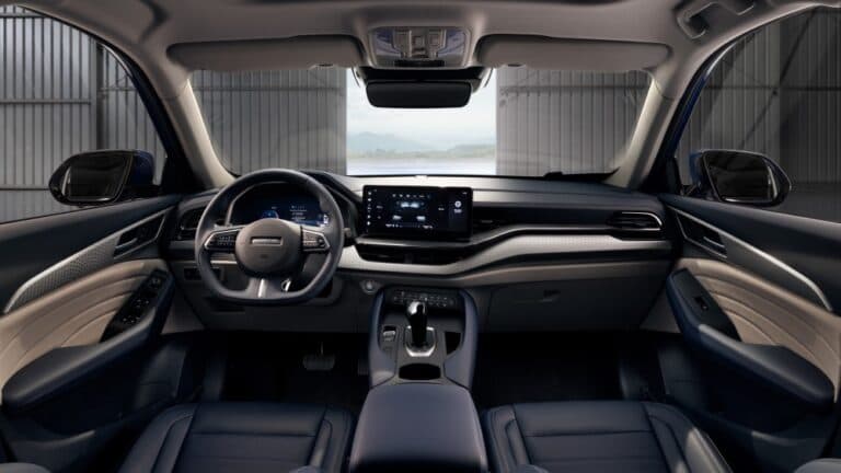 Новые российские Haval F7 и F7x получили большие экраны, вентиляцию сидений и другие улучшения. Первые фото салона