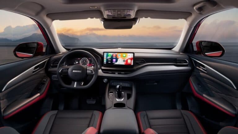 Новые российские Haval F7 и F7x получили большие экраны, вентиляцию сидений и другие улучшения. Первые фото салона