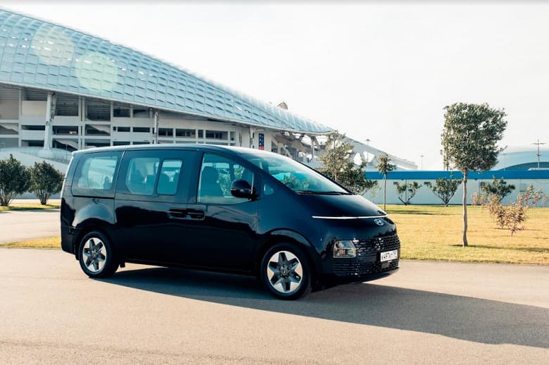 Футуристичный полноприводный минивэн Hyundai Staria приехал в России: цены и комплектации