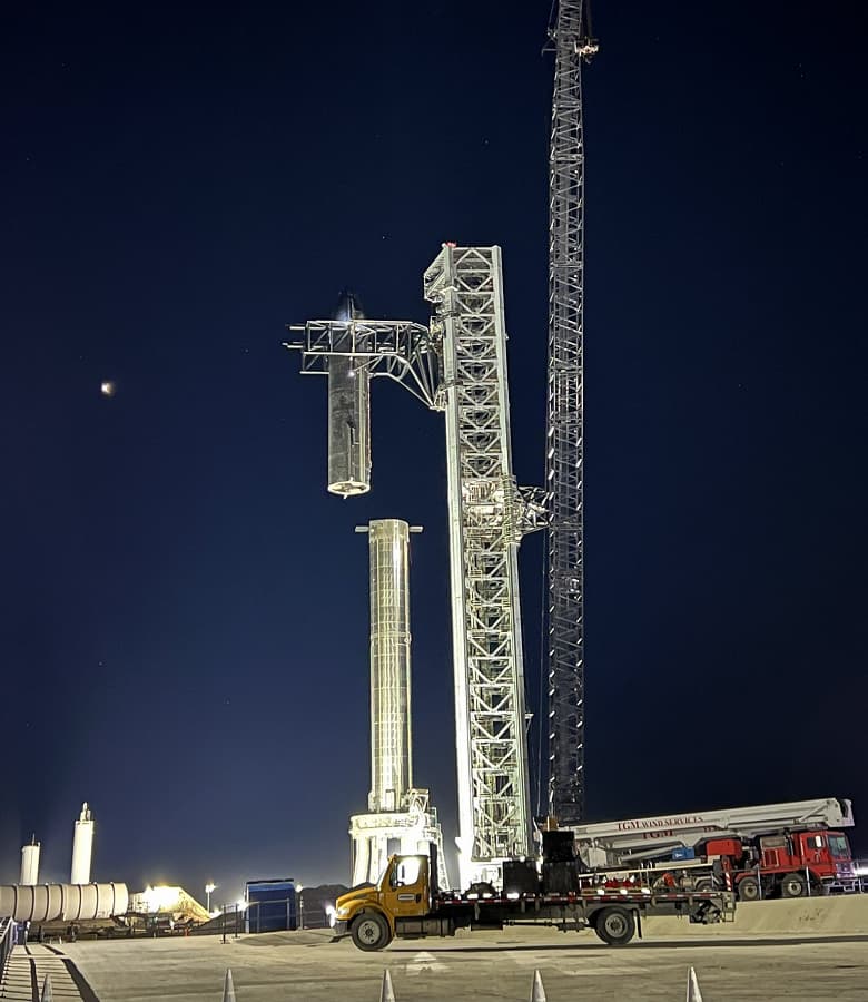 Илон Маск показал 140-метровую «Мехазиллу» в деле: гигантская башня устанавливает Starship на Super Heavy