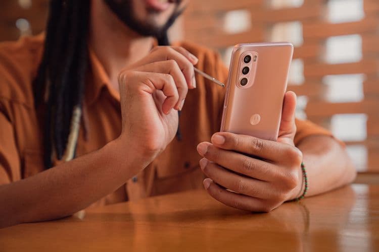 Смартфон за 300 долларов со стилусом, аккумулятором ёмкостью 5000 мА·ч и 50-мегапксельной камерой. Представлен Moto G Stylus 2022