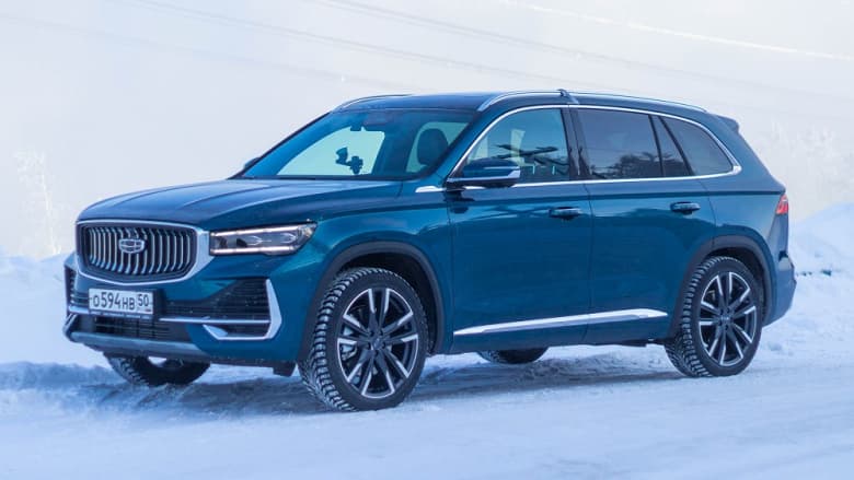 Российский Geely Monjaro получил сенсорную панель приборов и полный привод уже в базе