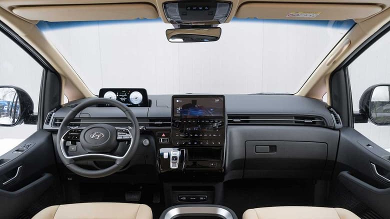 Футуристичный полноприводный минивэн Hyundai Staria приехал в России: цены и комплектации