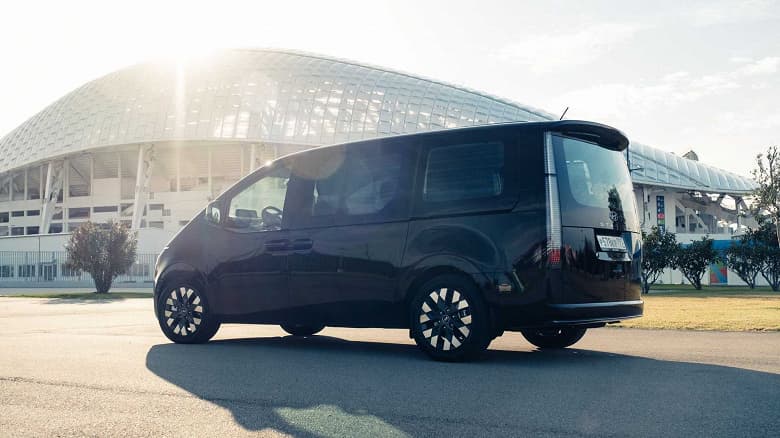 Футуристичный полноприводный минивэн Hyundai Staria приехал в России: цены и комплектации