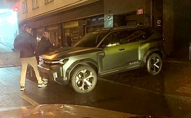 Dacia Bigster 2022 впервые сфотографировали на улице в Праге