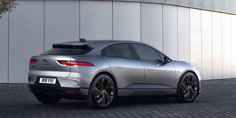 Опция Black Pack для Jaguar I-Pace включает 22-дюймовые диски, спойлер, пневматическую подвеску и поддержку Amazon Alexa