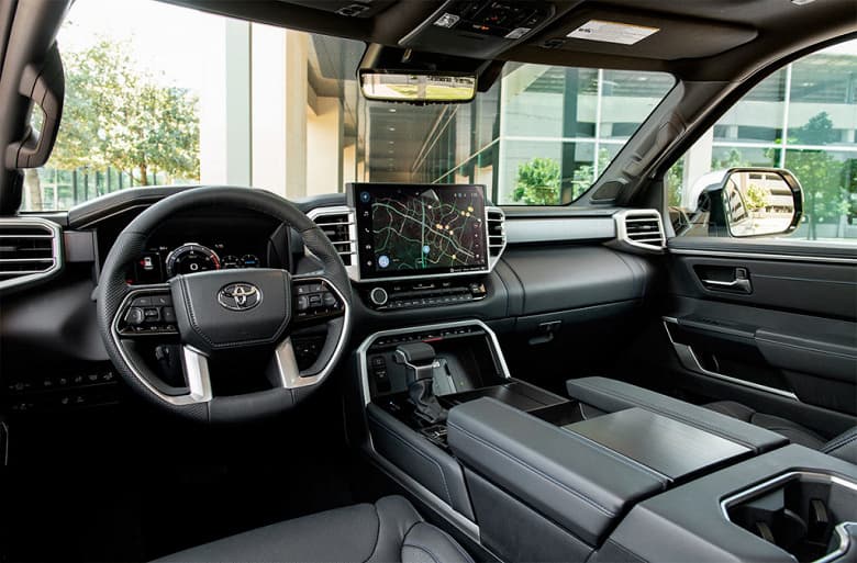 В России начали продавать огромный внедорожник Toyota Sequoia. Он доступен в единственной версии с силовой установкой мощностью 437 л.с.