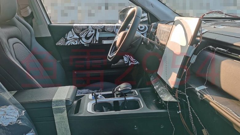 Похожий на Range Rover Evoque кроссовер Chery получит огромный экран. Появились новые детали и фото салона