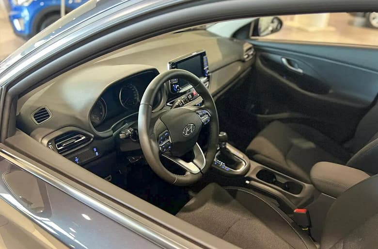 В России начали продавать хетчбэки и универсалы Hyundai i30. Цены начинаются от 1,9 млн рублей за версию с «автоматом»