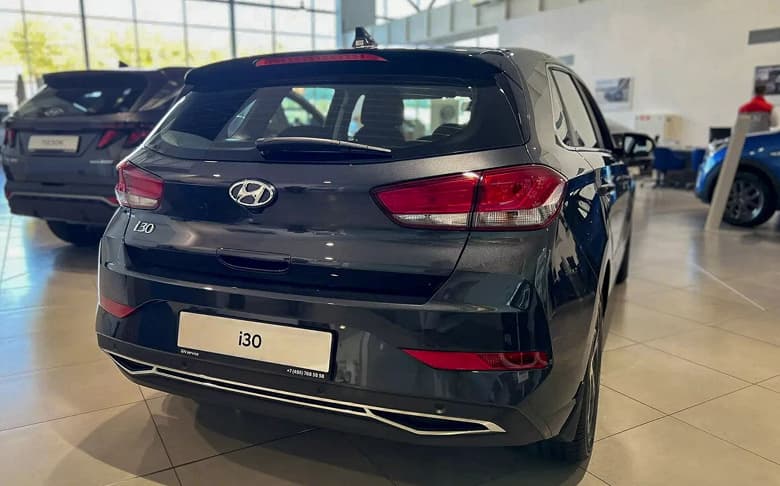 В России начали продавать хетчбэки и универсалы Hyundai i30. Цены начинаются от 1,9 млн рублей за версию с «автоматом»