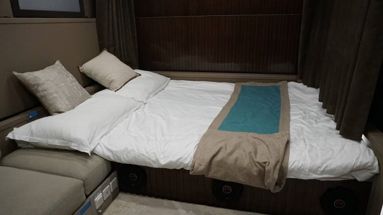 Жилплощадь 18 квадратных метров, своя терраса, дизельный двигатель объемом 8,7 литра и запас хода 2000 км. В Китае представлен двухэтажный автодом SAIC Maxus Everest