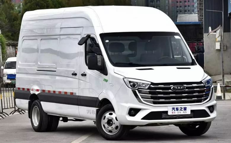 Больше не клон Mercedes-Benz Sprinter. JAC серьезно обновила фургон Sunray, который будут выпускать в России