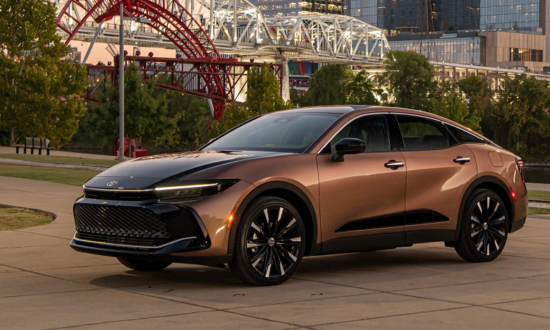 Toyota Crown нового поколения приехала в Россию. Цены уже известны