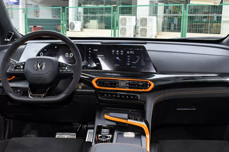 В Россию приехал новый кроссовер Changan Uni-T. Названы цены