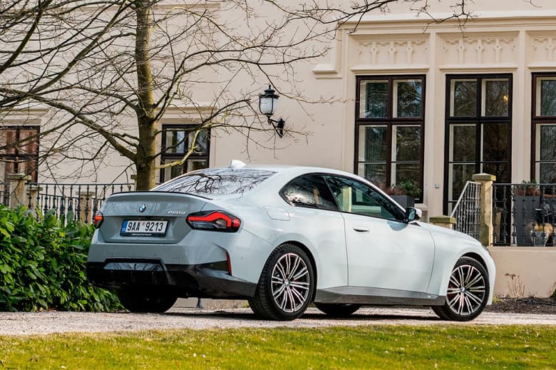 Вдвое дороже обещанного: в автосалонах российских дилеров появилось спортивное купе BMW 2-Series