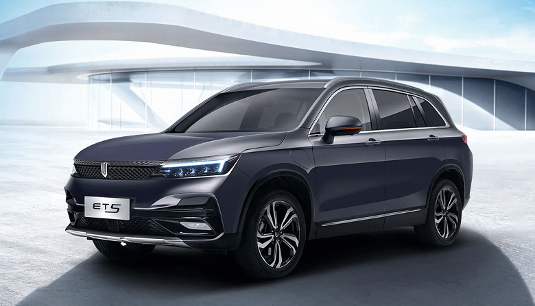 В России начались продажи электрокроссовера Skywell ET5. Названы цены