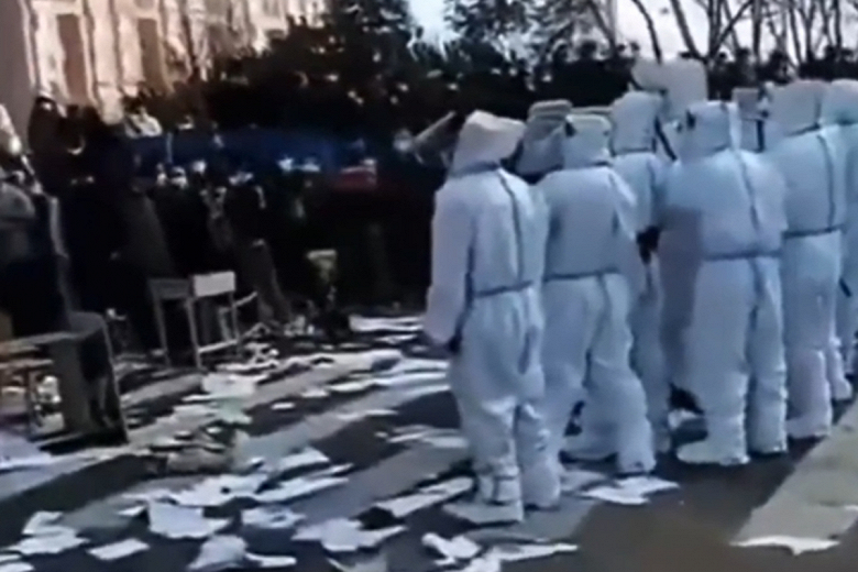 Foxconn одновремено просила сотрудников покинуть «городе iPhone» за 00 и остаться за ещё большее вознаграждение Foxconn одновремено просила сотрудников покинуть «городе iPhone» за 00 и остаться за ещё большее вознаграждение