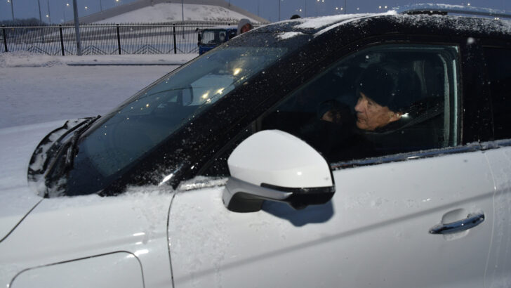 Это электрический «Москвич 3е». Новый кроссовер впервые представили главе Минпромторга РФ и президенту Татарстана