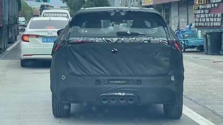 Совершенно новый Geely Coolray ещё не доехал до России, а в Китае уже тестируют новое поколение популярного кроссовера