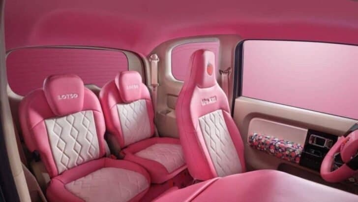 Представлен крошечный электромобиль KiWi EV Strawberry Bear Limited Edition