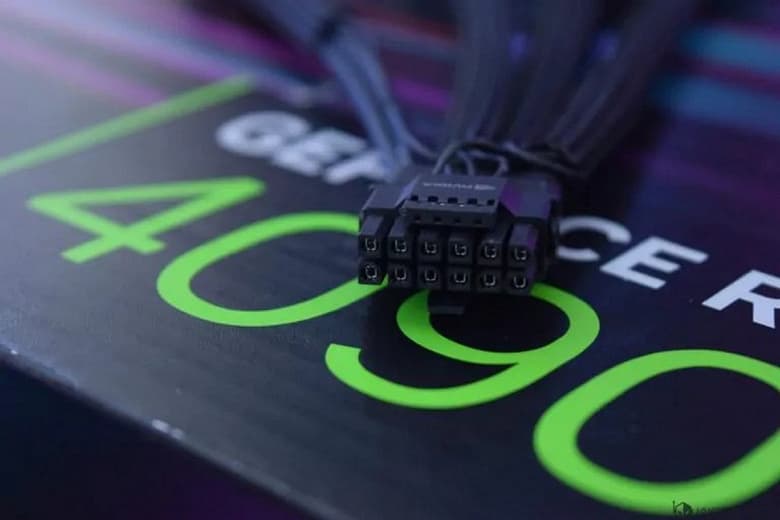 Теперь понятно, в чём причина возгораний и оплавлений разъёмов питания у GeForce RTX 4090. Всё дело в разных кабелях
