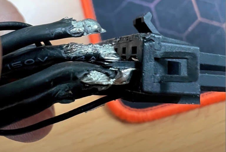 Теперь понятно, в чём причина возгораний и оплавлений разъёмов питания у GeForce RTX 4090. Всё дело в разных кабелях