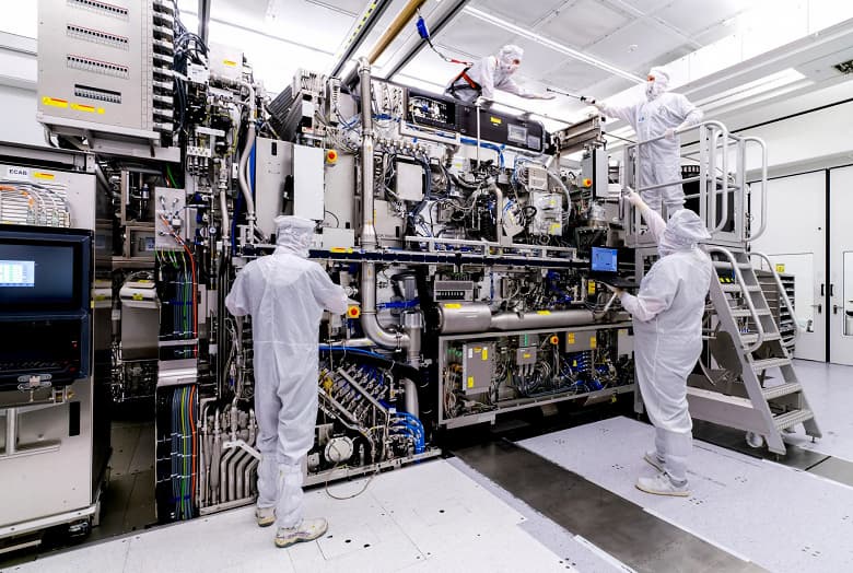 Литограф для производства современных чипов в России можно создать за 2-3 года. Так считает бывший президент РАН