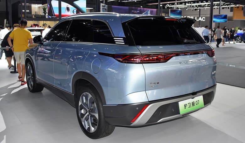 401 л.с., разгон от 0 до 100 км/ч за 4,7 с и 200 км пробега только на аккумуляторе. Представлен гибридный кроссовер BYD Frigate 07