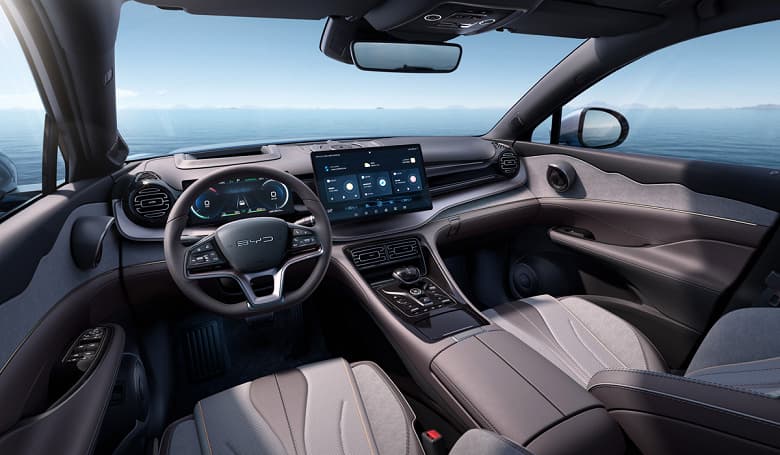 401 л.с., разгон от 0 до 100 км/ч за 4,7 с и 200 км пробега только на аккумуляторе. Представлен гибридный кроссовер BYD Frigate 07