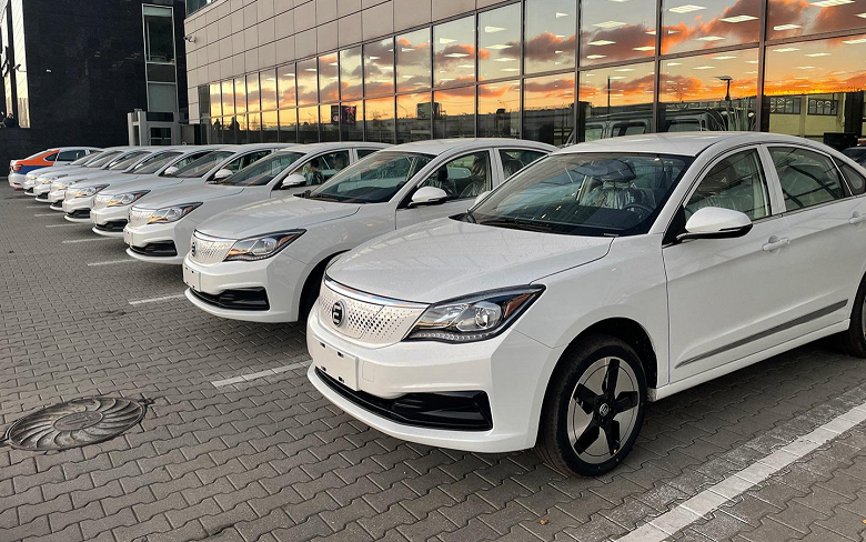 Дилерские парковки заполнены российскими электромобилями Evolute i-Pro