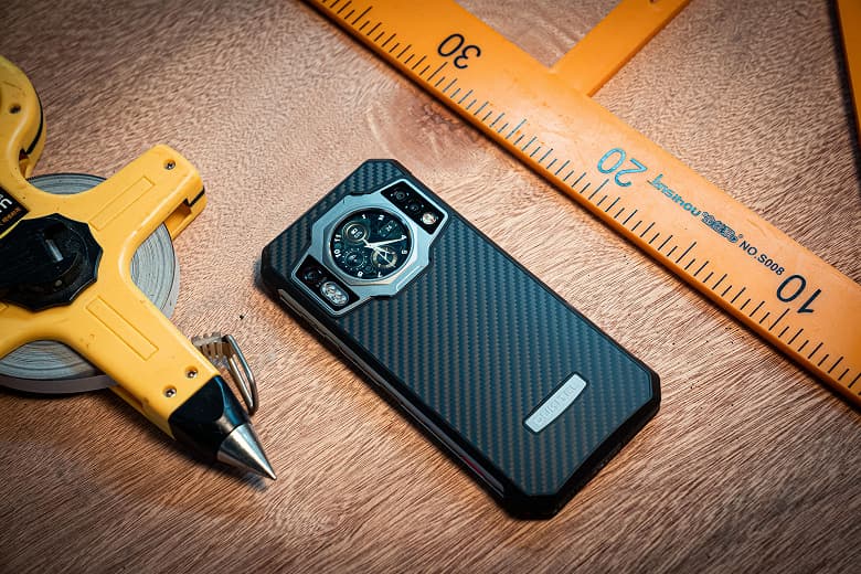 Два экрана, 120 Гц, 9800 мА•ч, 66 Вт, камера ночного видения и неубиваемое исполнение. Представлен Oukitel WP21