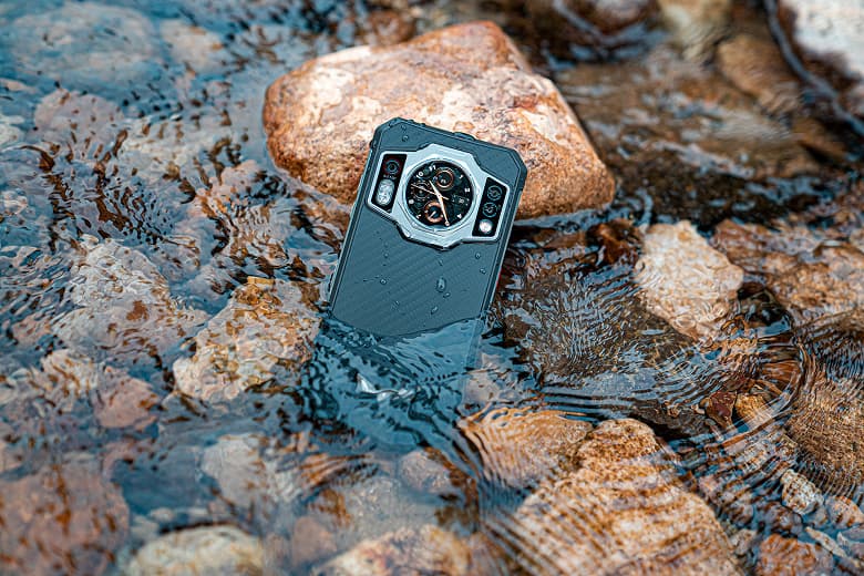 Два экрана, 120 Гц, 9800 мА•ч, 66 Вт, камера ночного видения и неубиваемое исполнение. Представлен Oukitel WP21