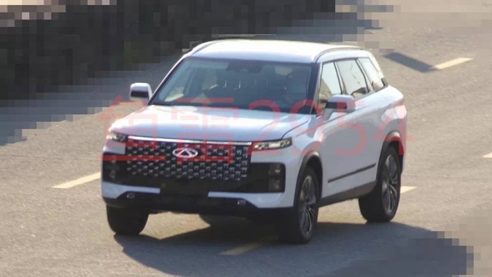 Chery впервые показала похожий на Range Rover Evoque кроссовер. Появились живые фото