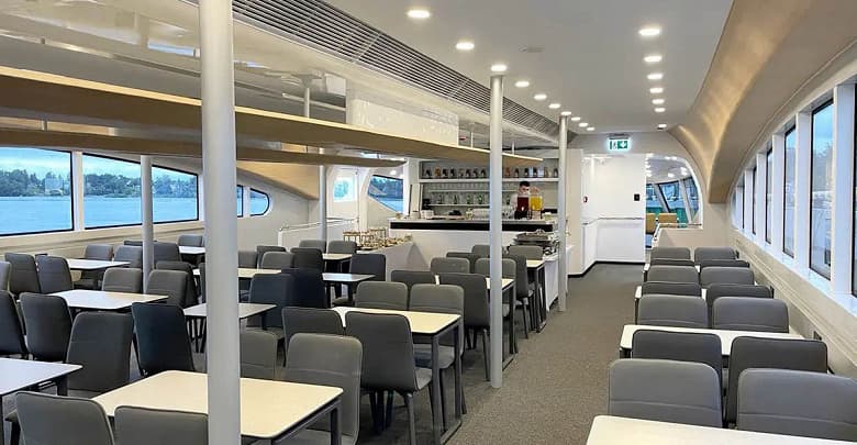 Российский двухпалубный электрический катамаран нового поколения «ЭкоходЪ» готов к работе. 31-метровое судно рассчитано на перевозку 130 пассажиров