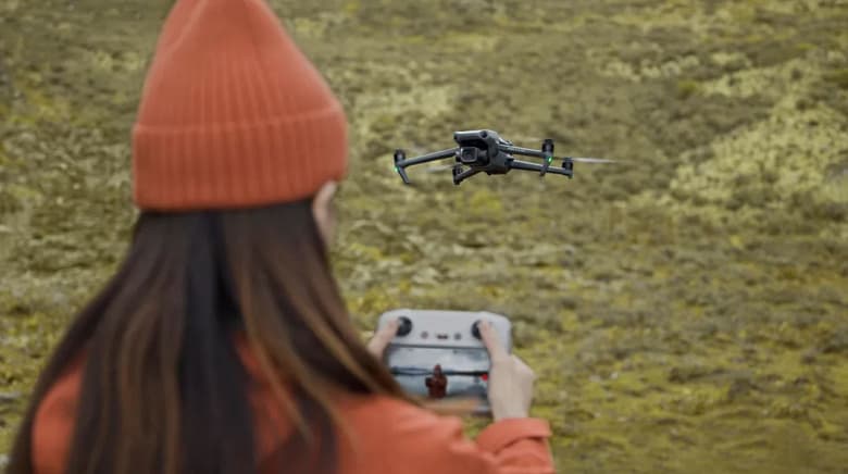 20 Мп, запись видео 5,1К, 46 минут полета на высоте до 6 км. Представлен дрон Mavic 3 Classic, он оказался почти на 600 дешевле Mavic 3