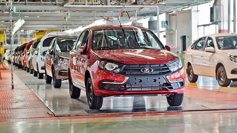 АвтоВАЗ начал выпускать некомплектные Lada Granta с технологическим рулем без подушки безопасности