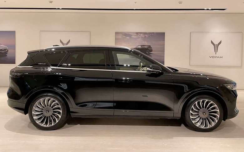У российских дилеров появились премиум-кроссоверы Voyah Free. Мощность силовой установки – 680 л.с., разгон до 100 км/ч – за 4,7 с