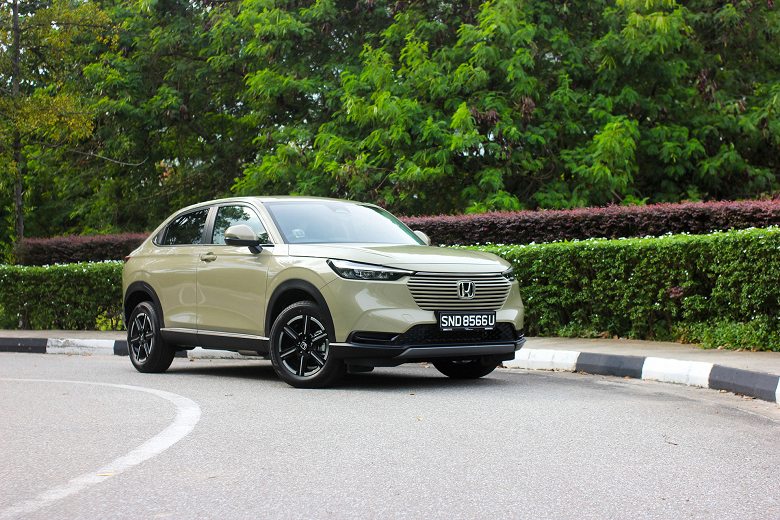 В России впервые появился кроссовер Honda Vezel. Цена в максимальной комплектации составляет 2,2 млн рублей