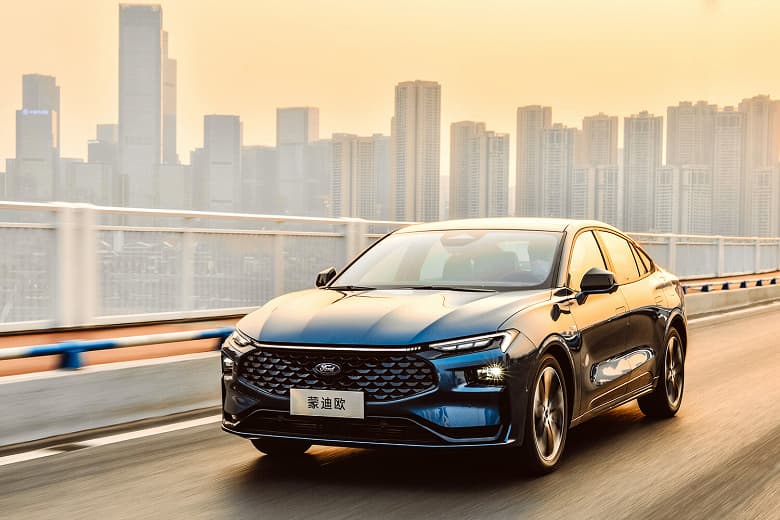 В Россию привезли новые Ford Mondeo 2022 с 43-дюймовым экраном. Цены уже известны